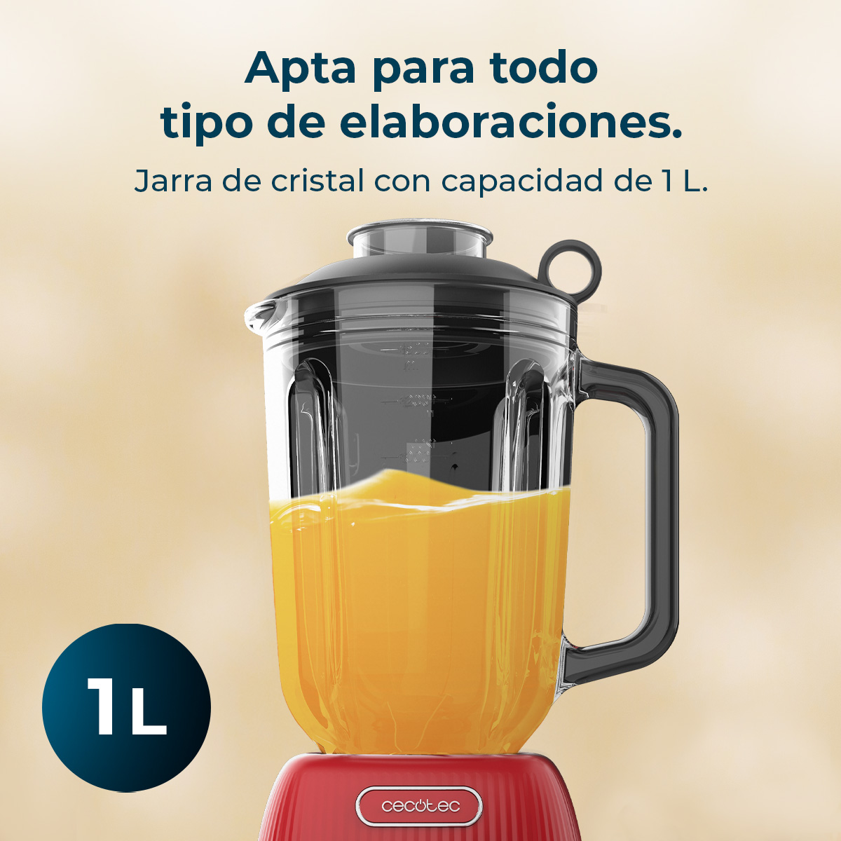 Una licuadora roja con jarra de cristal de 1L llena de zumo.