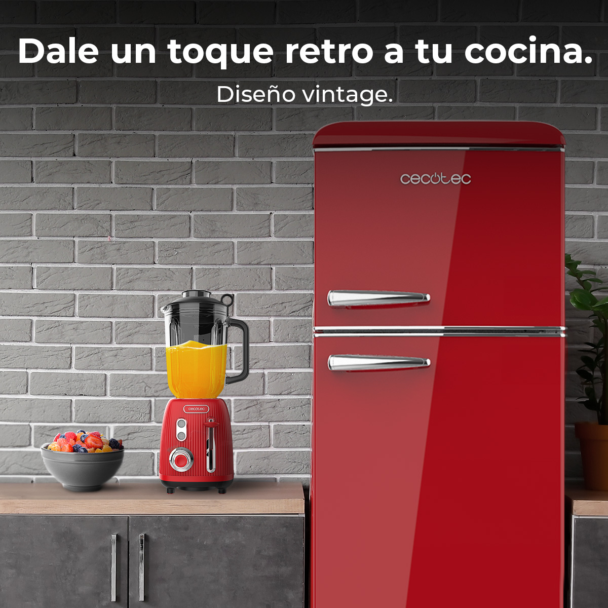 Un refrigerador y licuadora rojos retro están sobre un mostrador frente a una pared de ladrillos.