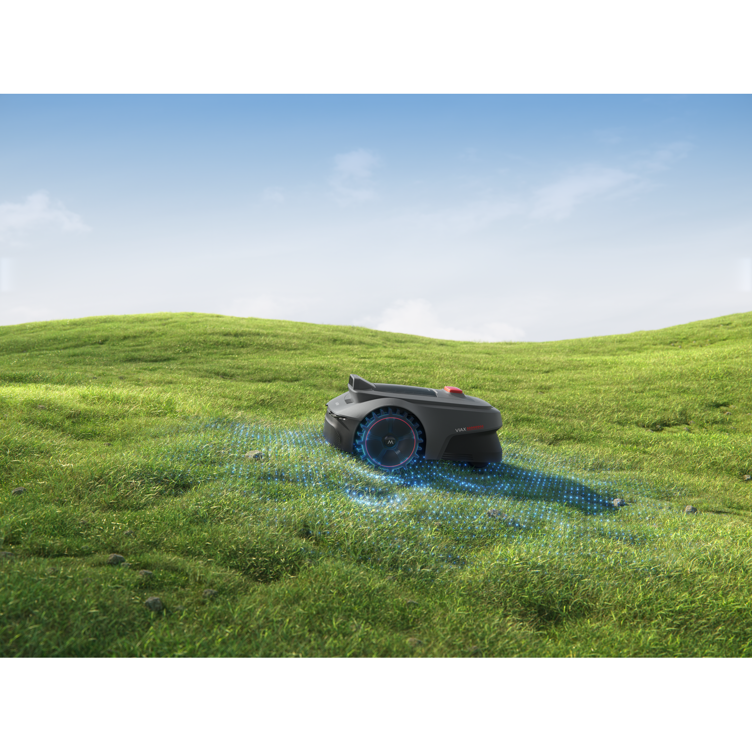 Een robotgrasmaaier op een groen gazon onder een blauwe lucht met wolken.