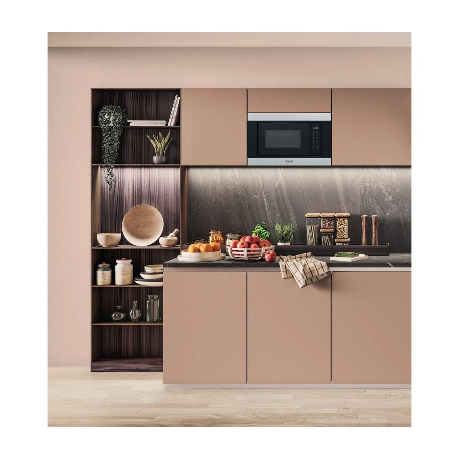 Una cucina moderna con mobili beige, microonde da incasso e scaffalatura aperta.