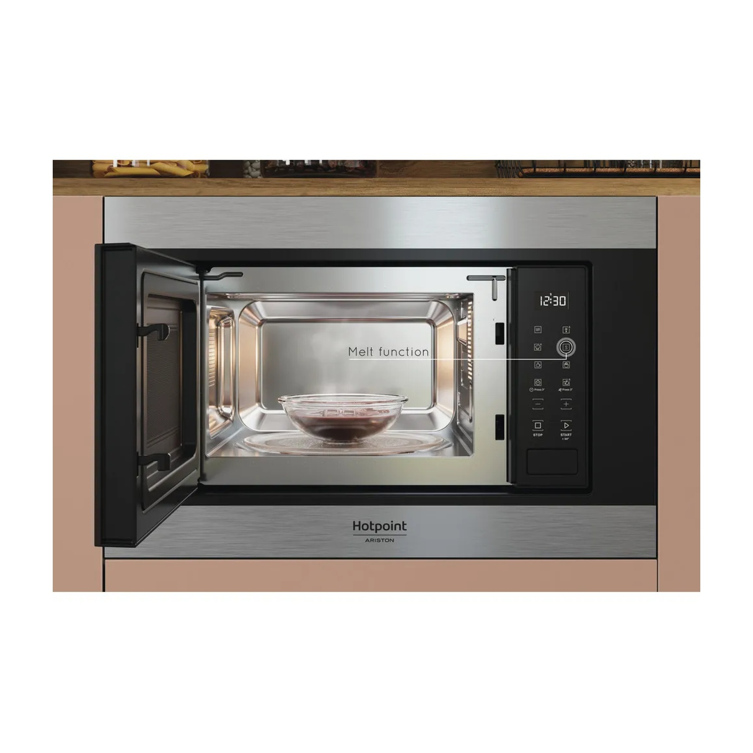 Un microonde aperto con una ciotola di vetro contenente cioccolato.