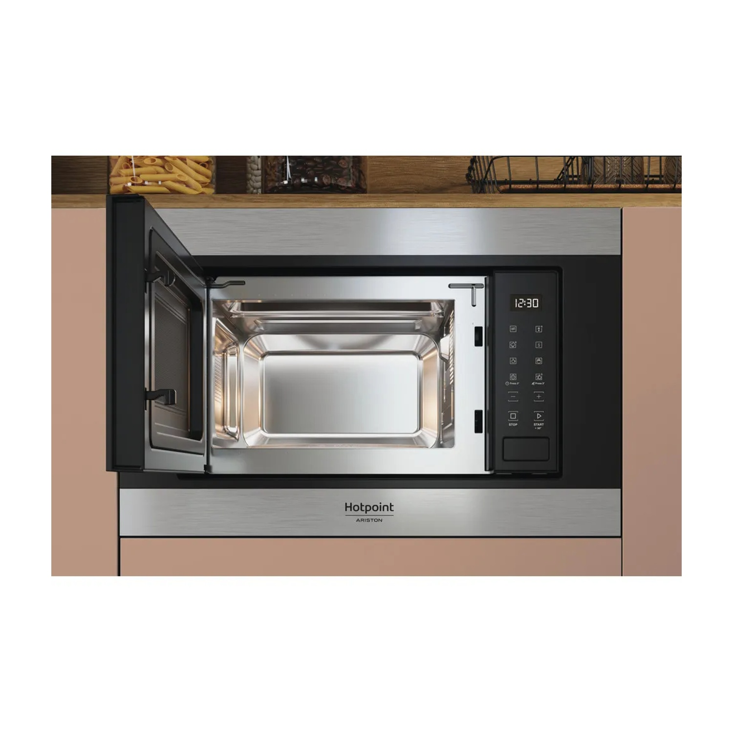 Un forno a microonde da incasso aperto con interno in acciaio inossidabile e controlli digitali.