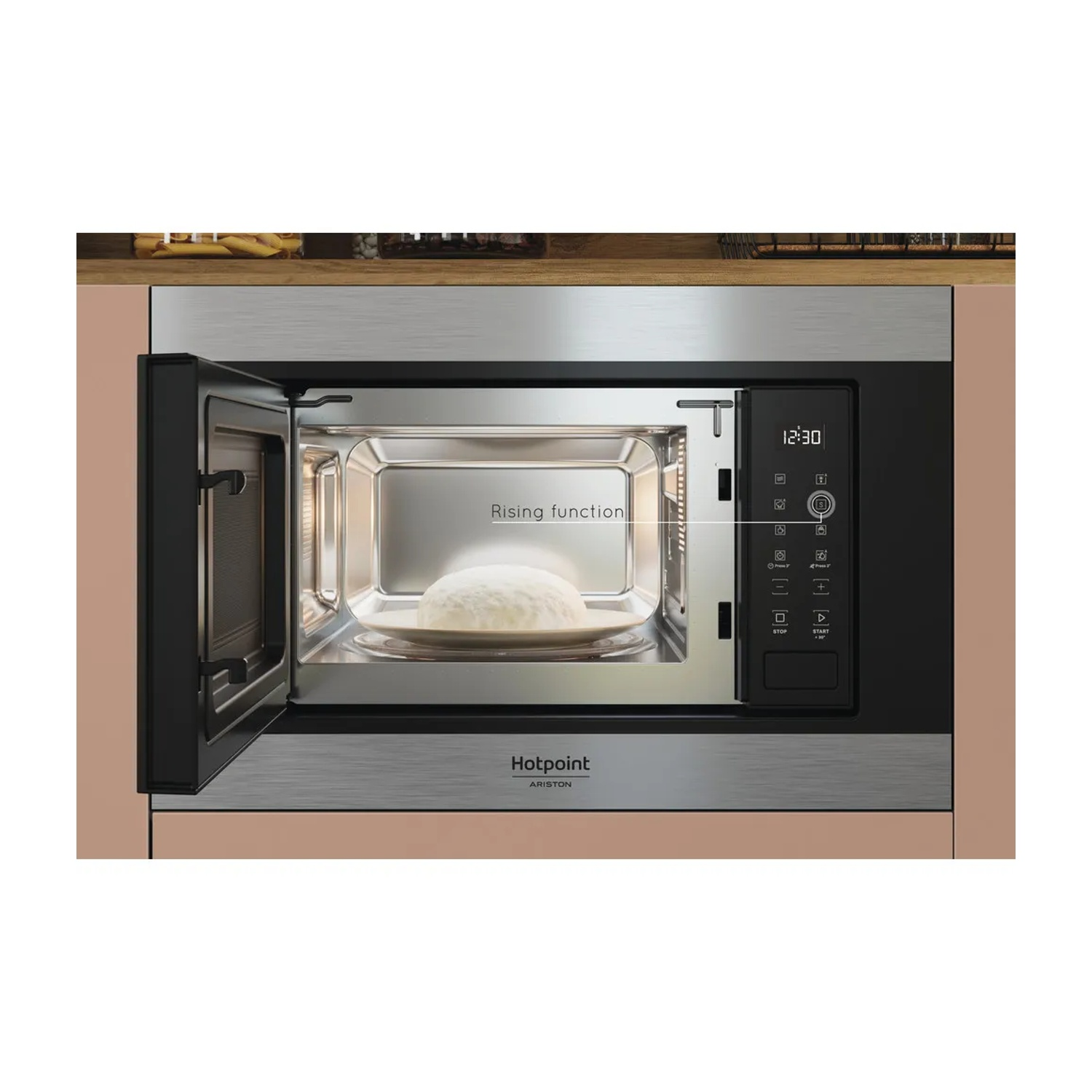 Un forno a microonde da incasso con sportello aperto, contenente un impasto.