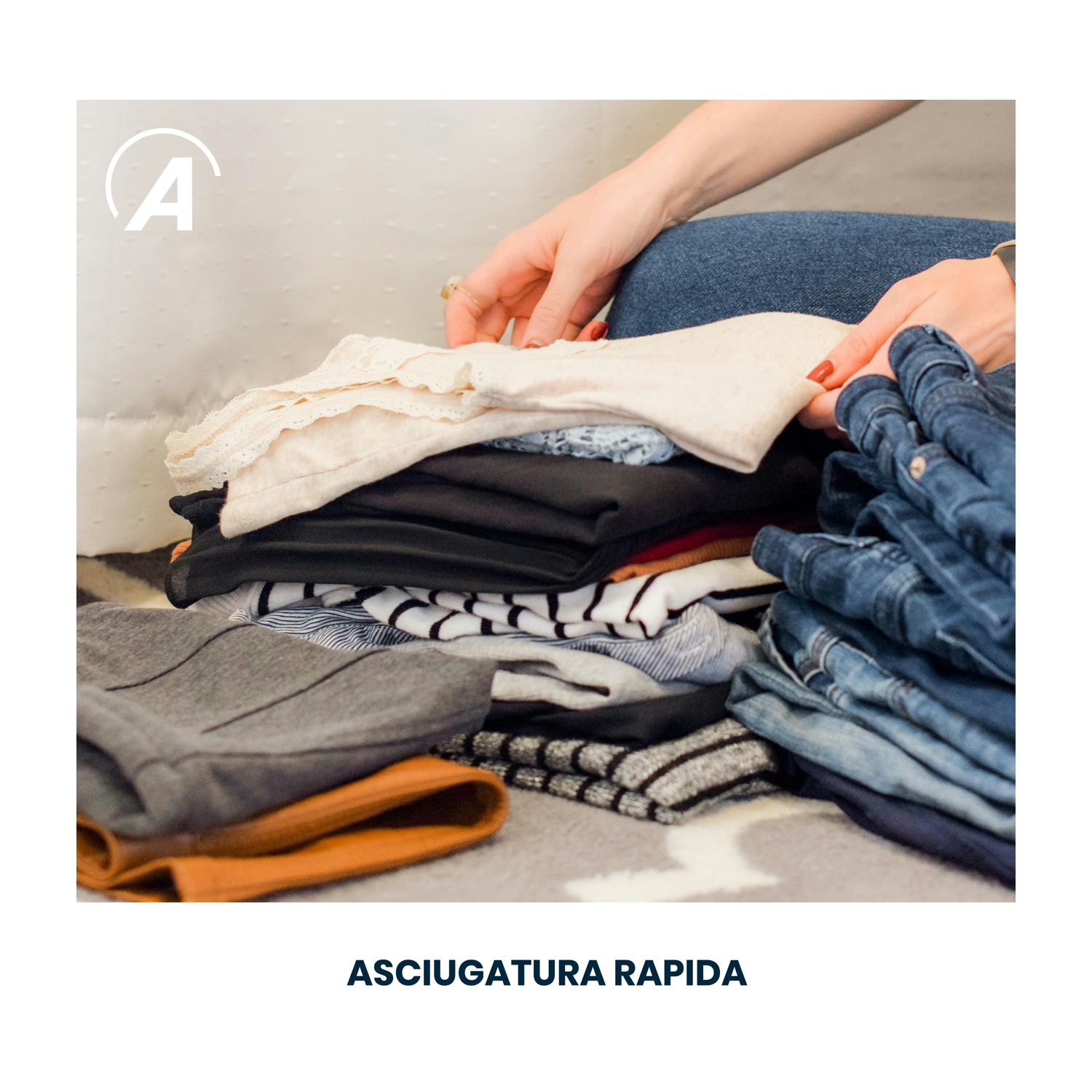 Una persona piega vestiti, inclusi jeans e top, su un tappeto.