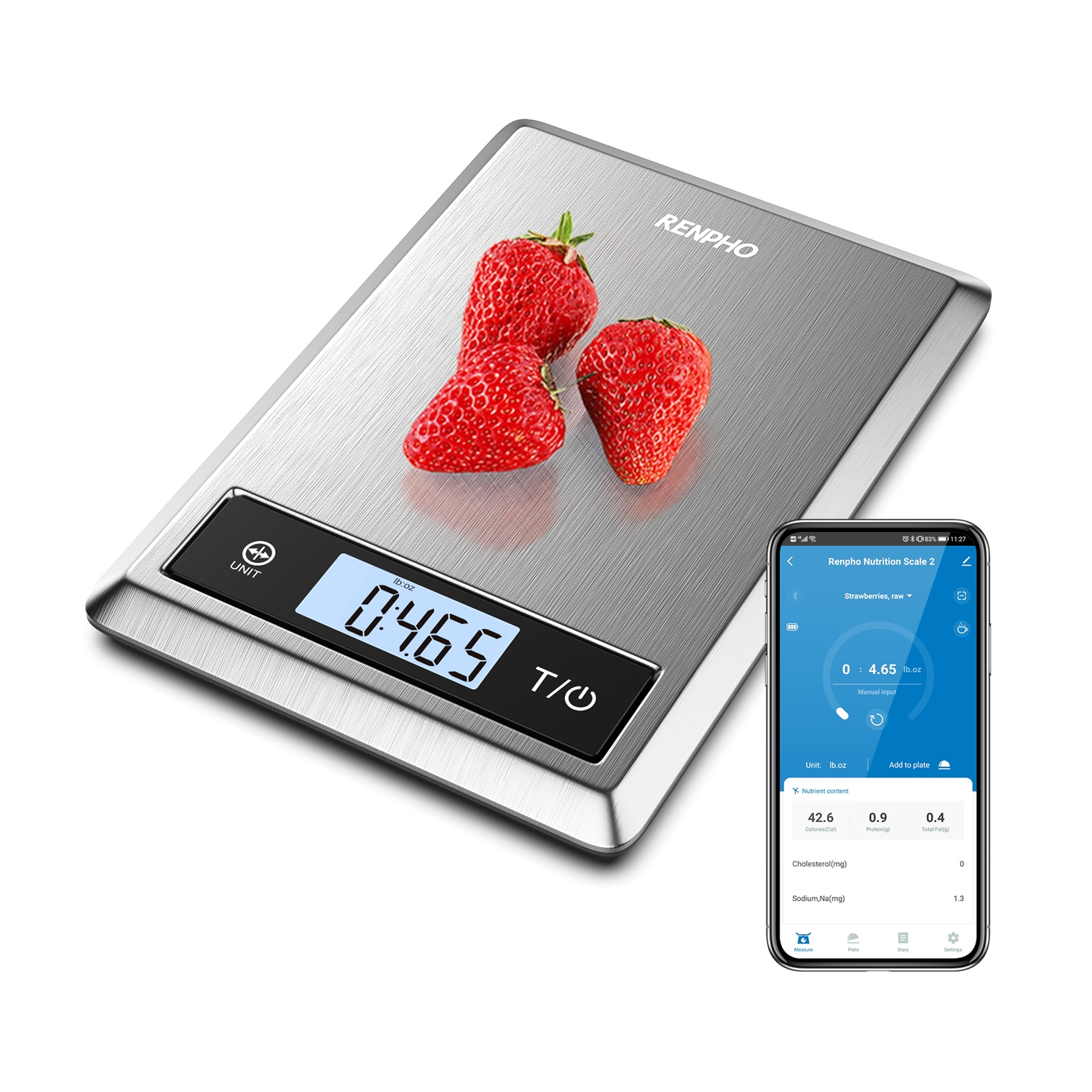 Una bilancia da cucina digitale con tre fragole e uno smartphone che mostra dati nutrizionali.