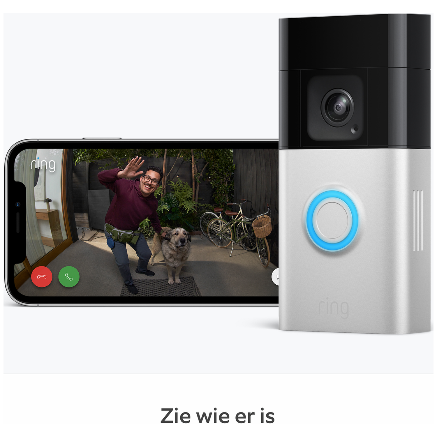 Een man zwaait naast een hond voor een deurbel. Fiets op de achtergrond.