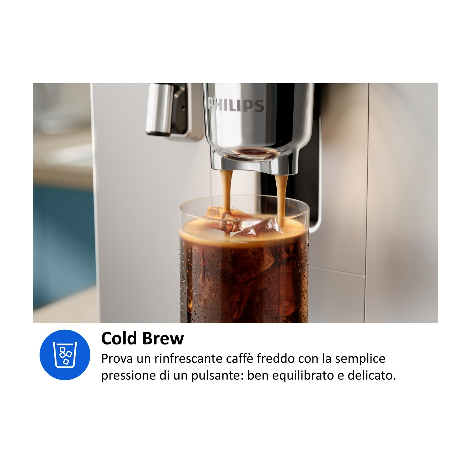Macchina del caffè prepara caffè freddo in un bicchiere con ghiaccio.