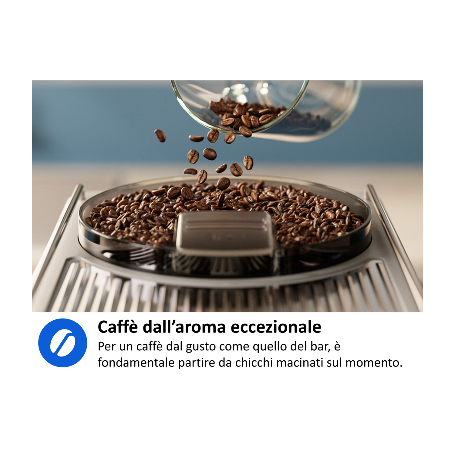 Chicchi di caffè cadono da una ciotola in un macinacaffè.