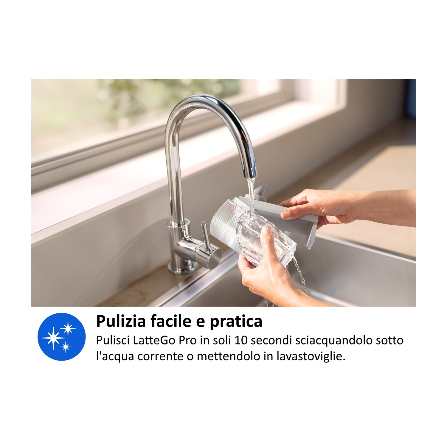 Una mano sciacqua un pezzo trasparente sotto acqua corrente in un lavandino.