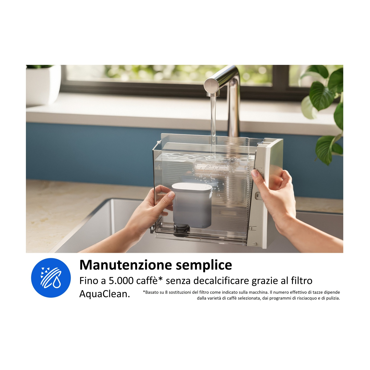 Mani riempiono un serbatoio d'acqua sotto un rubinetto per una macchina da caffè.