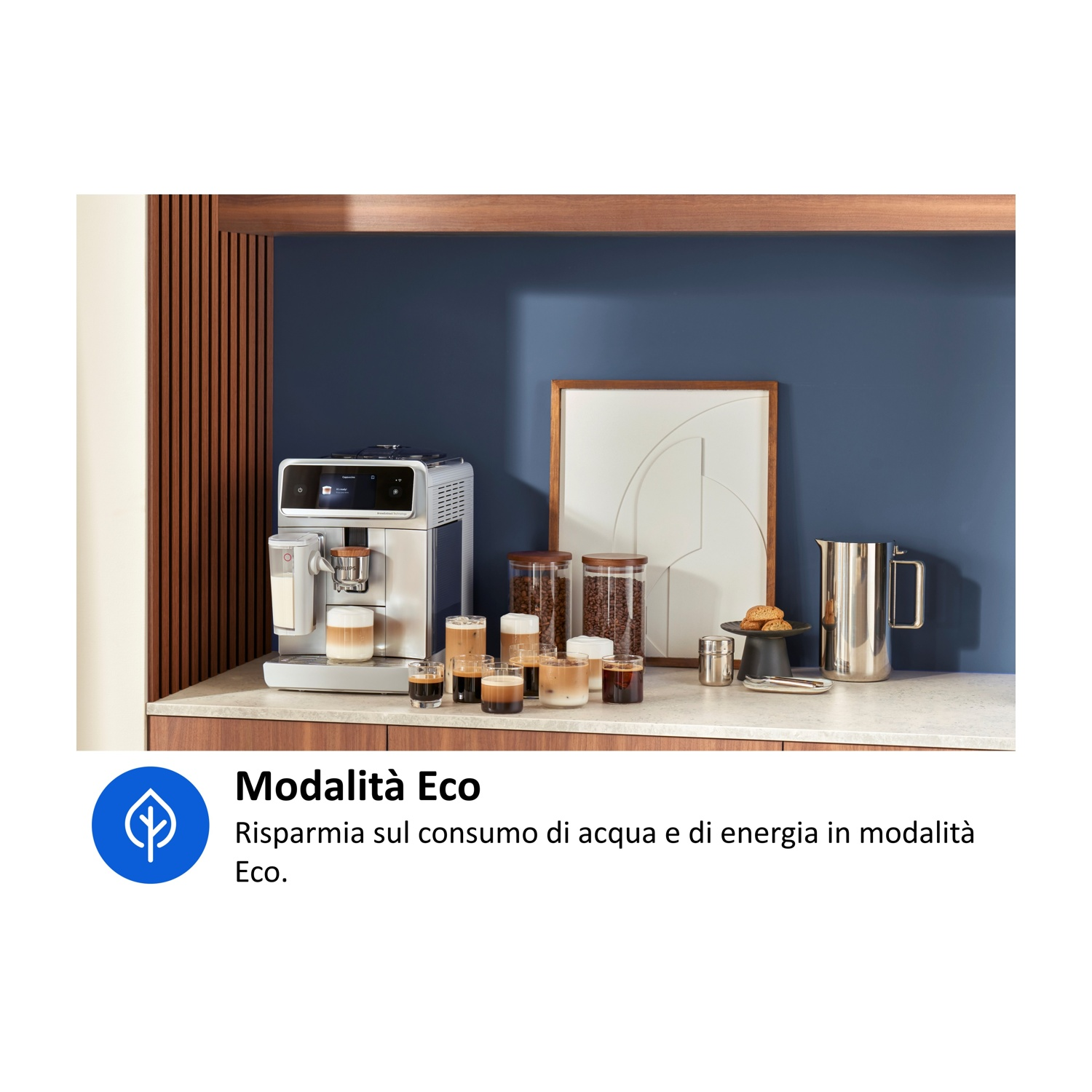 Macchina da caffè argento con tazze di caffè, barattoli di chicchi e caraffa.