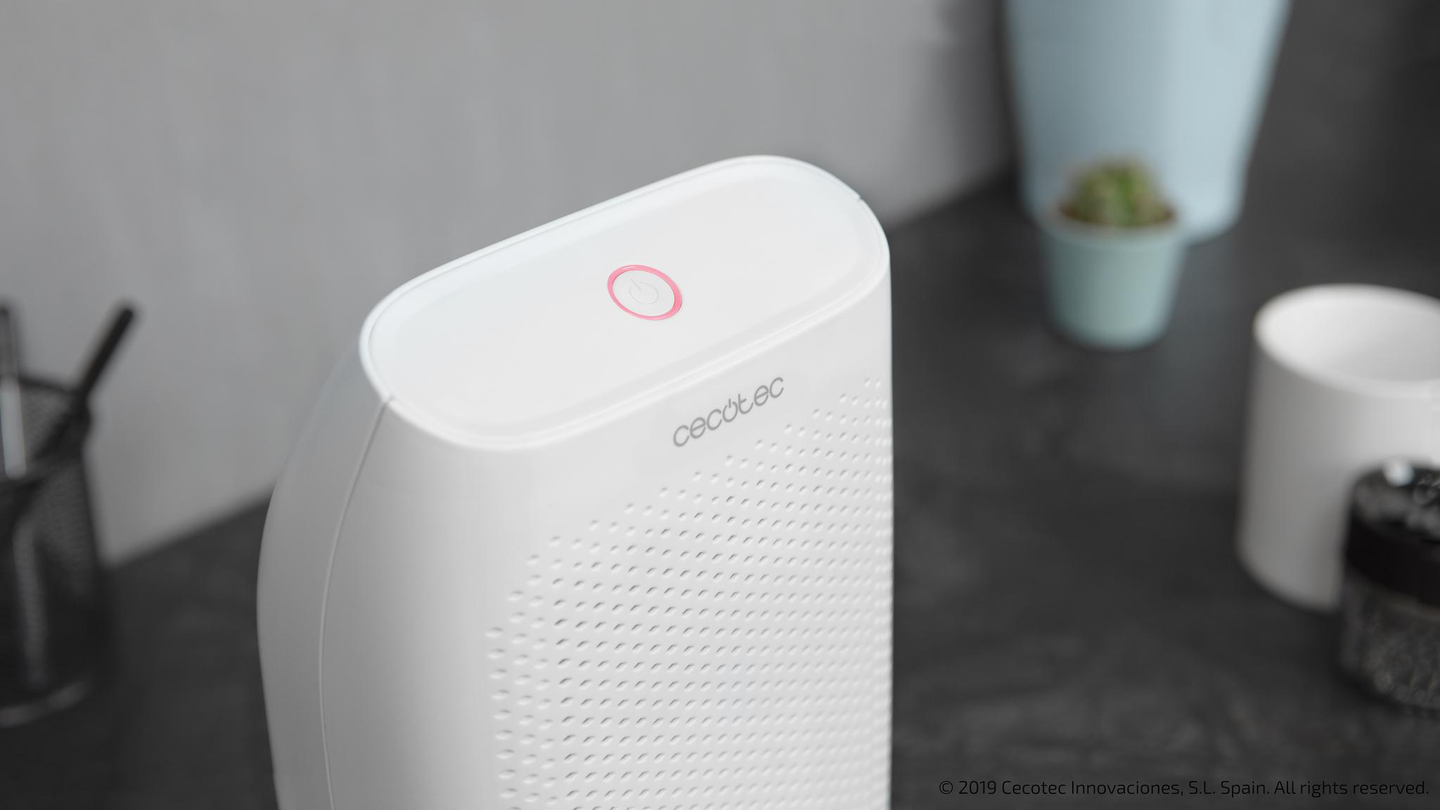 Un deshumidificador blanco con logo de Cecotec y un icono de círculo rojo.