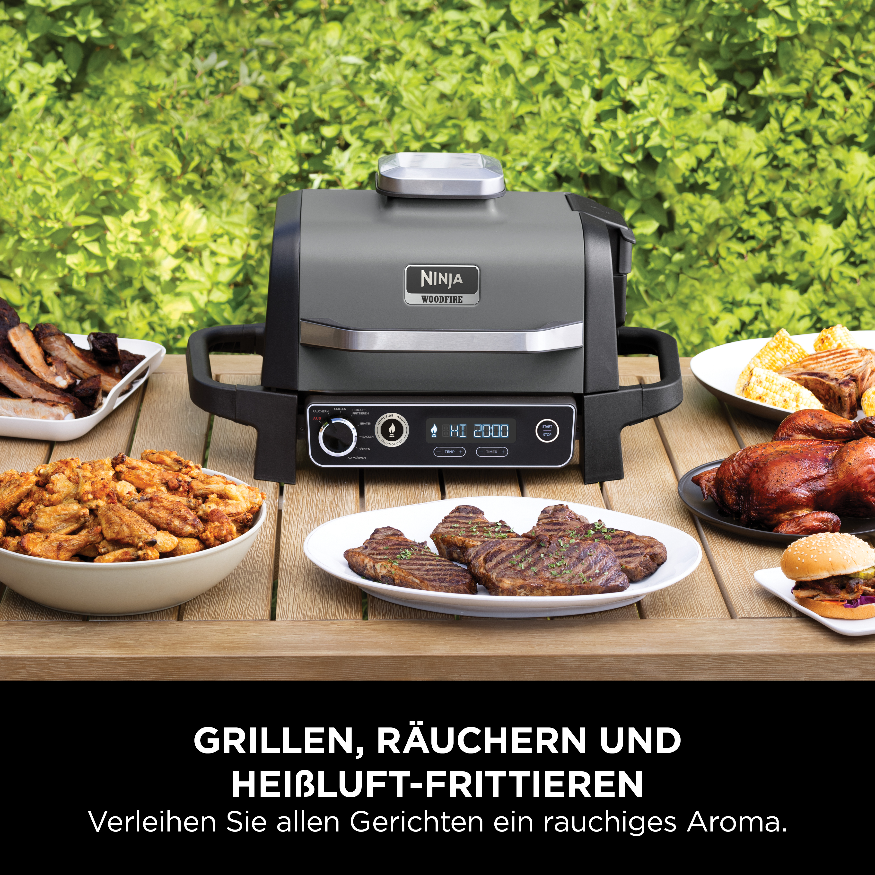 Ein Ninja Woodfire Grill mit verschiedenen gegrillten Speisen wie Rippchen, Hähnchen und Steak.
