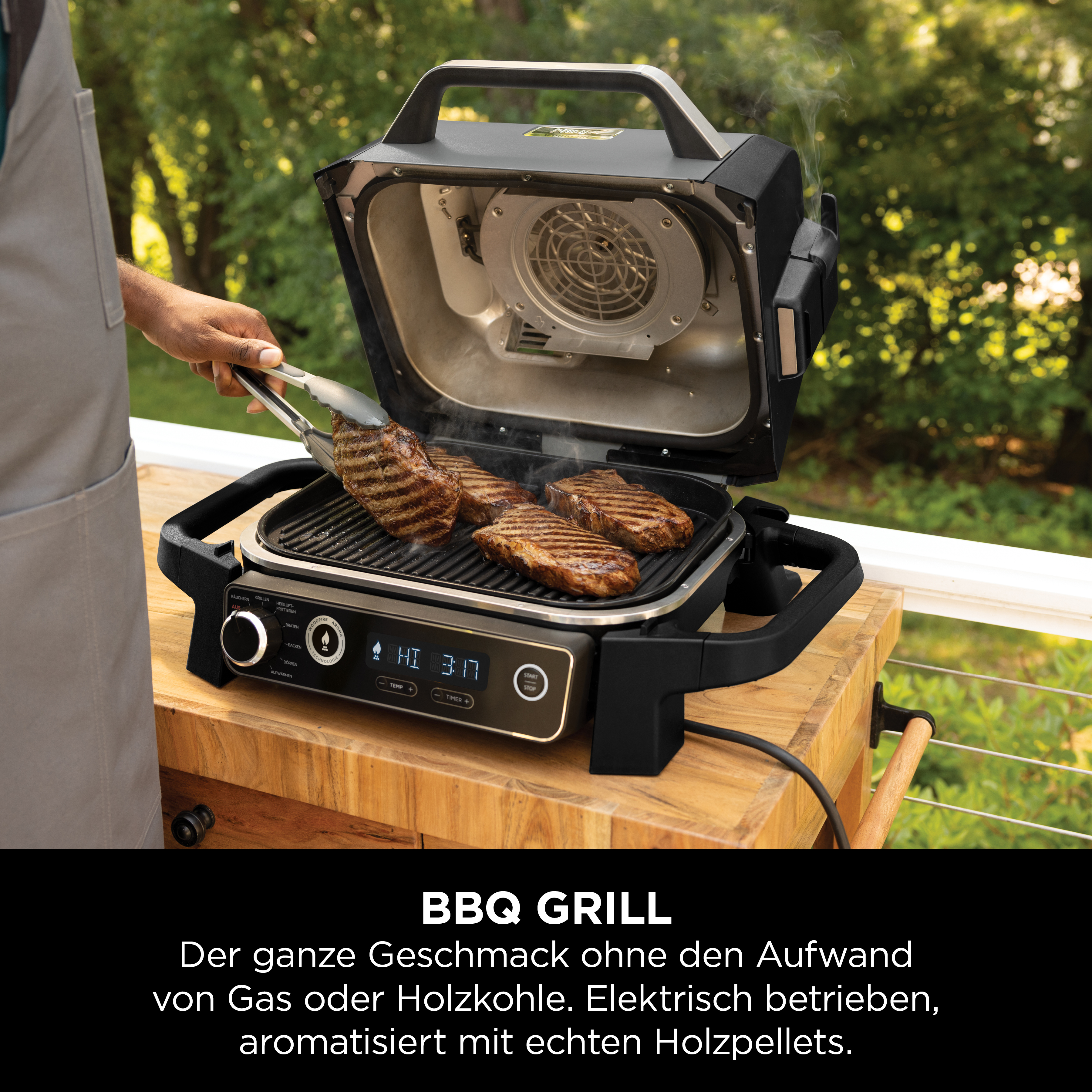 Fleisch wird auf einem BBQ-Grill mit offenem Deckel gegrillt.