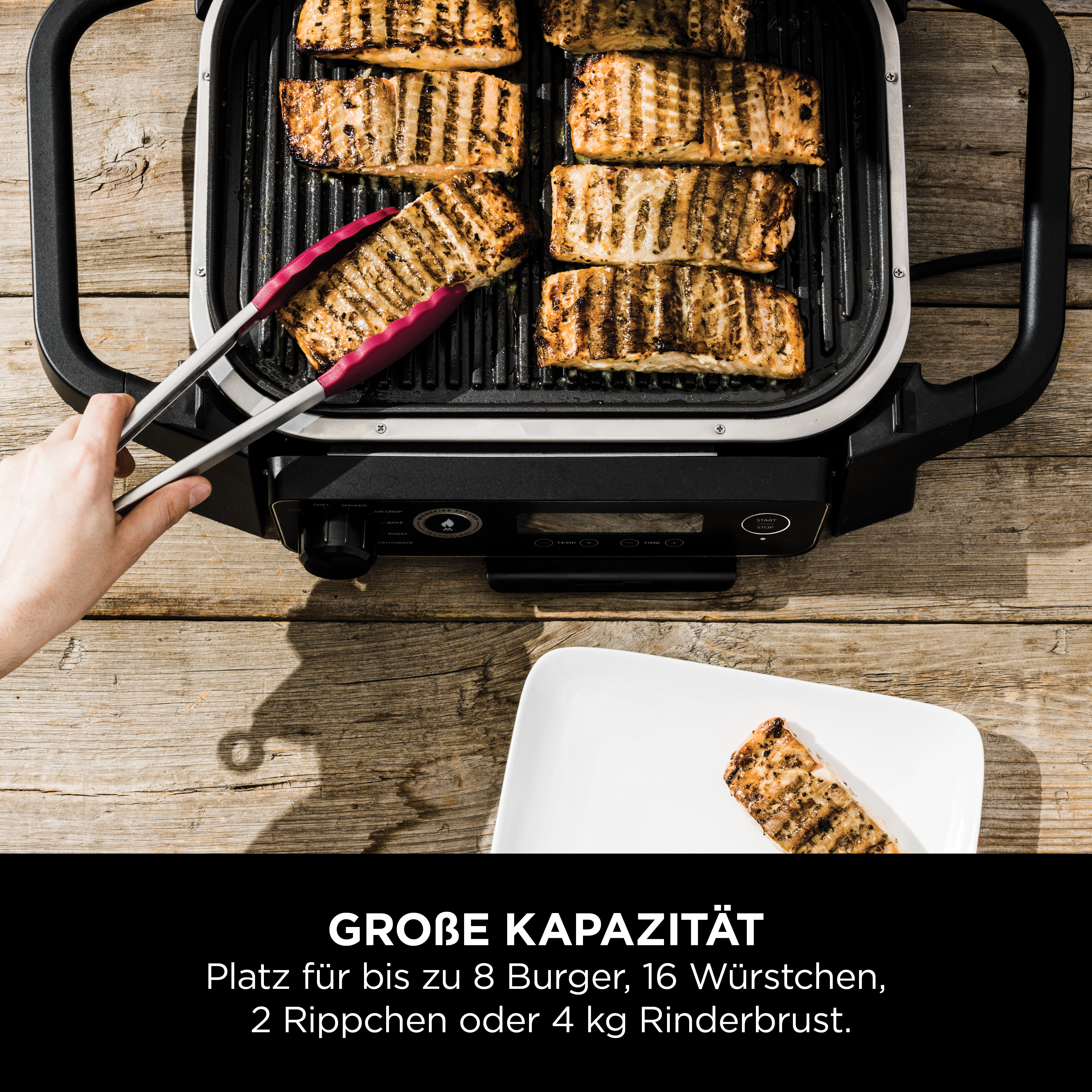Lachsfilets auf einem Grill mit Zange, daneben ein weißer Teller.