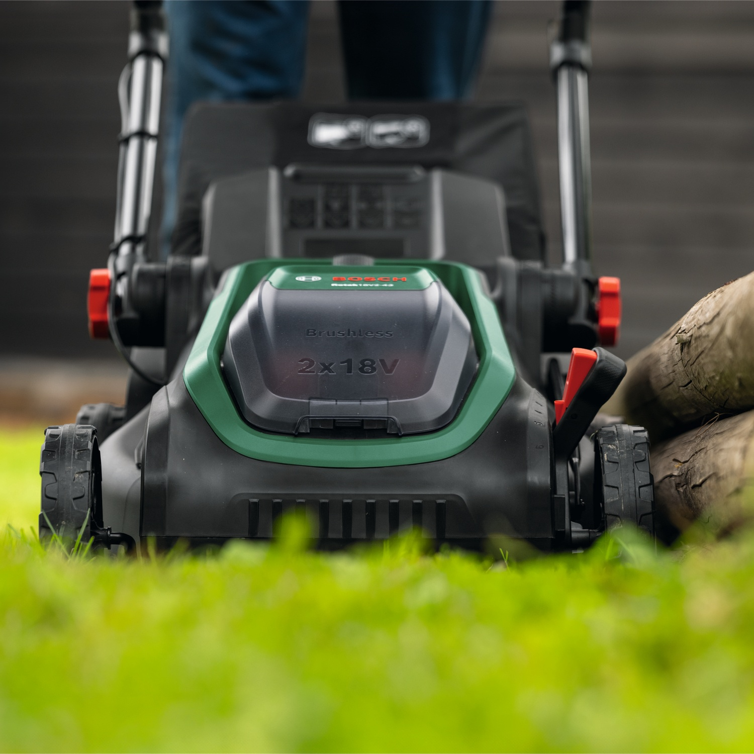 Un tosaerba Bosch verde con ruote e controlli visibili sull'erba.