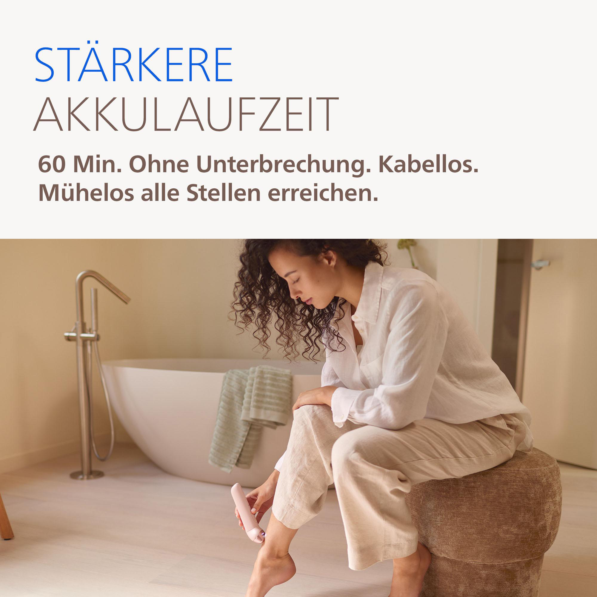 Frau rasiert Bein mit rosa Gerät im Badezimmer neben einer Badewanne.
