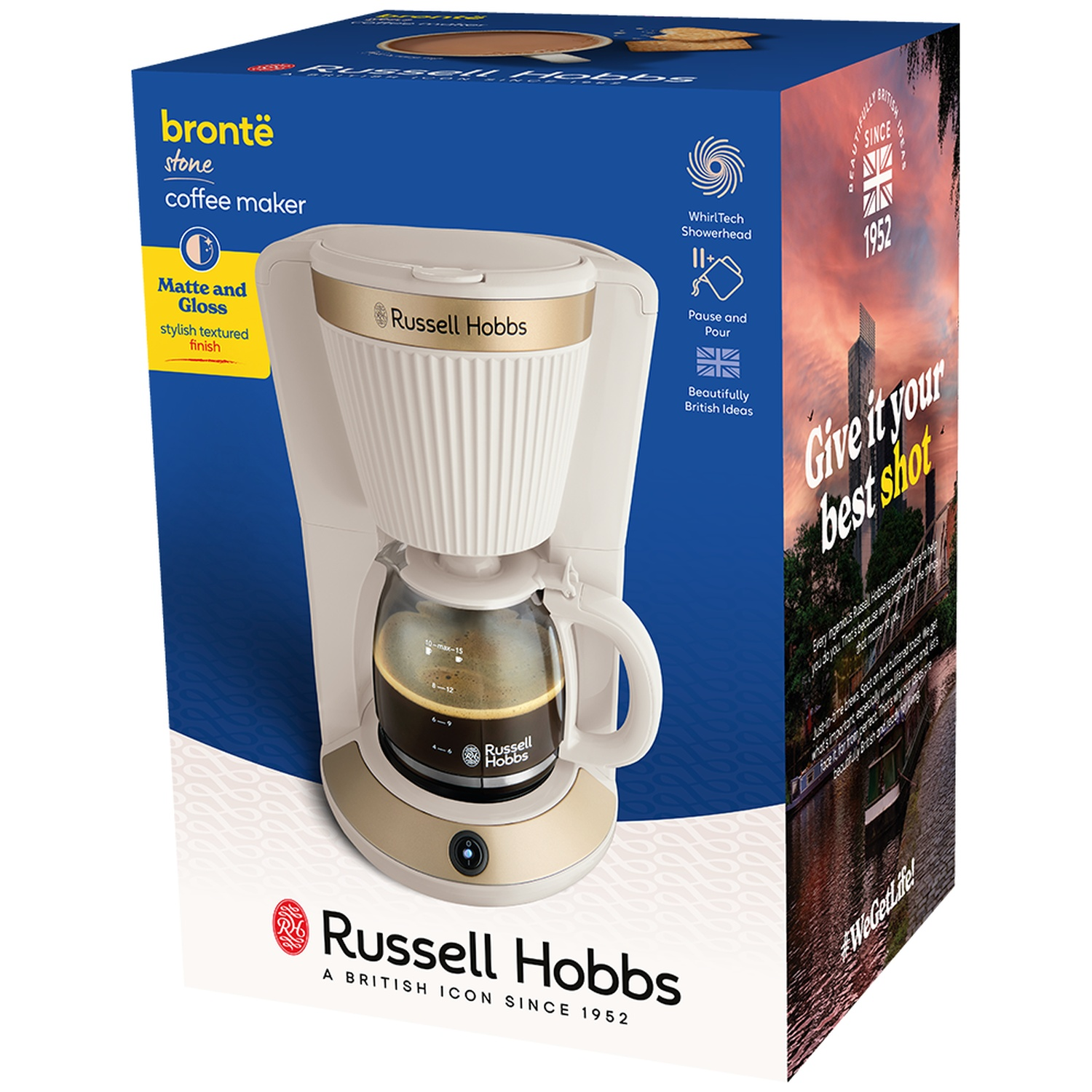 Een wit en goud Russell Hobbs koffiezetapparaat met kan, gevuld met koffie.