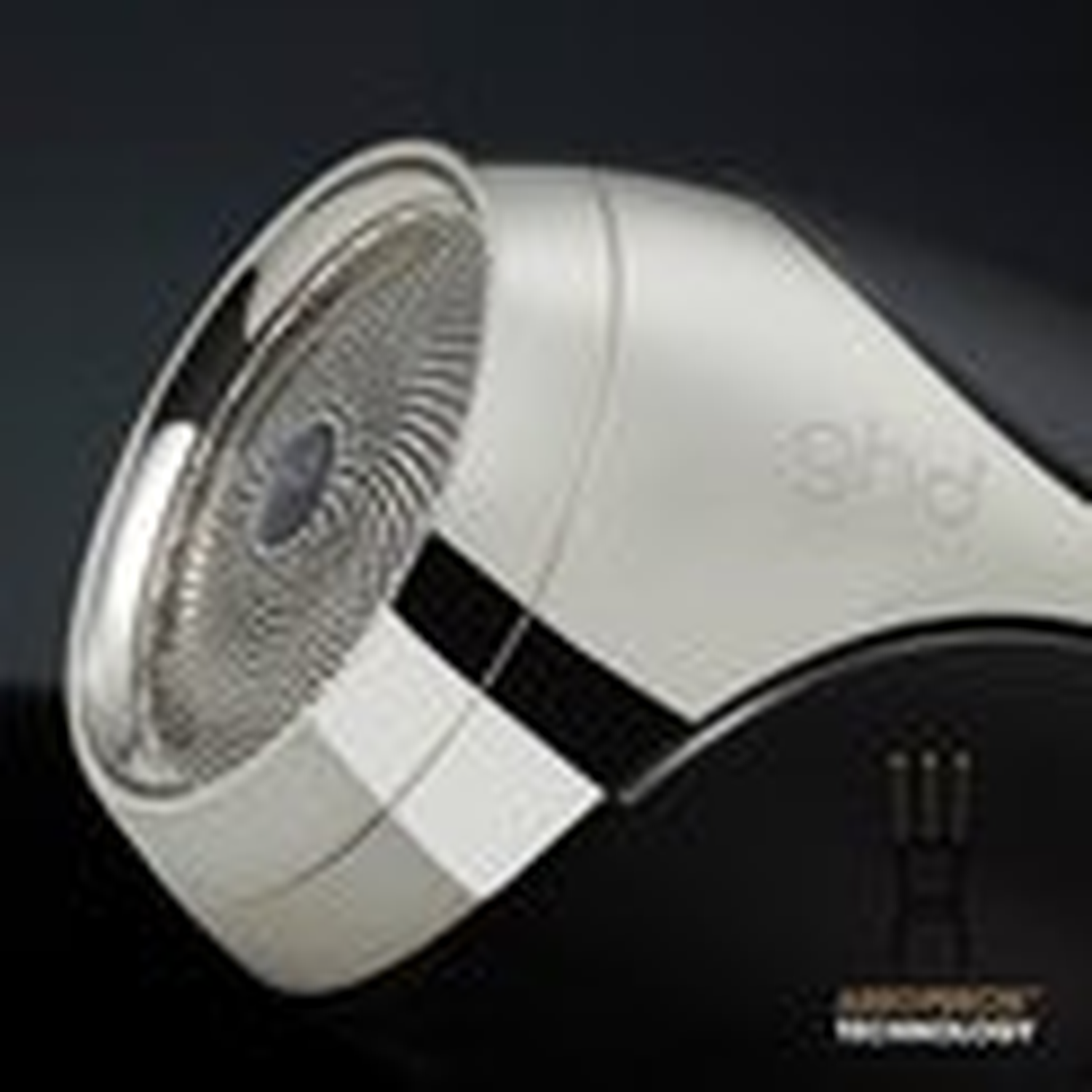 Close-up van een zilveren föhn met GHD-logo en technologische tekst.