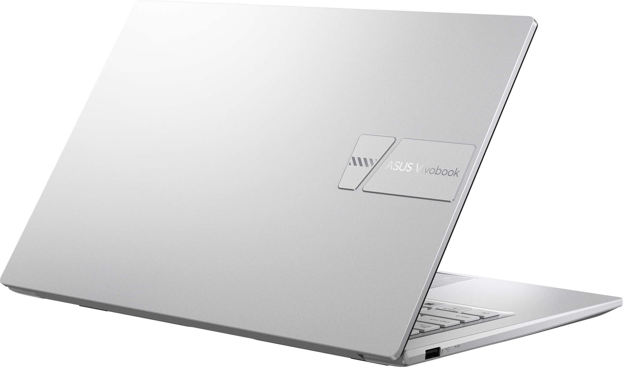 Ein silberner Asus Vivobook Laptop, von schräg hinten gesehen, mit beleuchteter Tastatur.