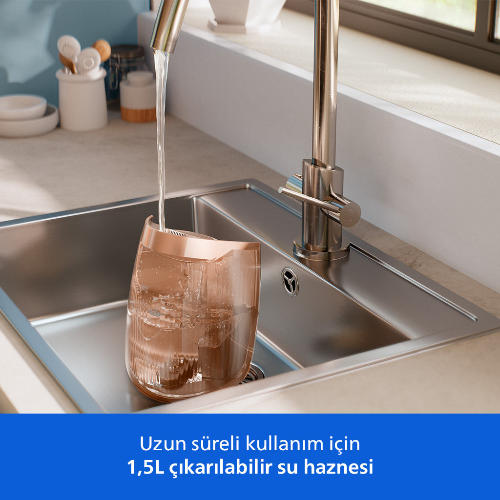 Bakır renkli su haznesi lavaboda su ile dolduruluyor.