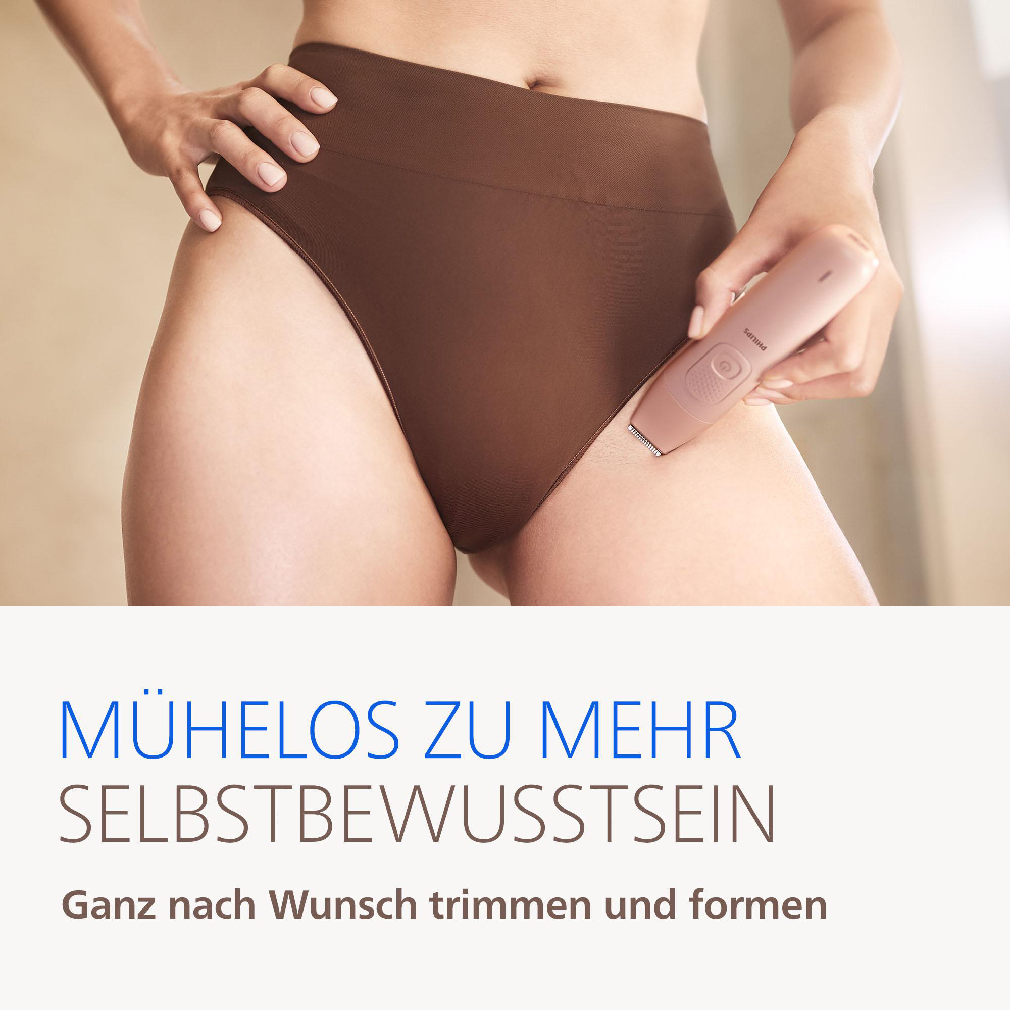 Eine Person trimmt sich mit einem rosa Trimmer im Schambereich.