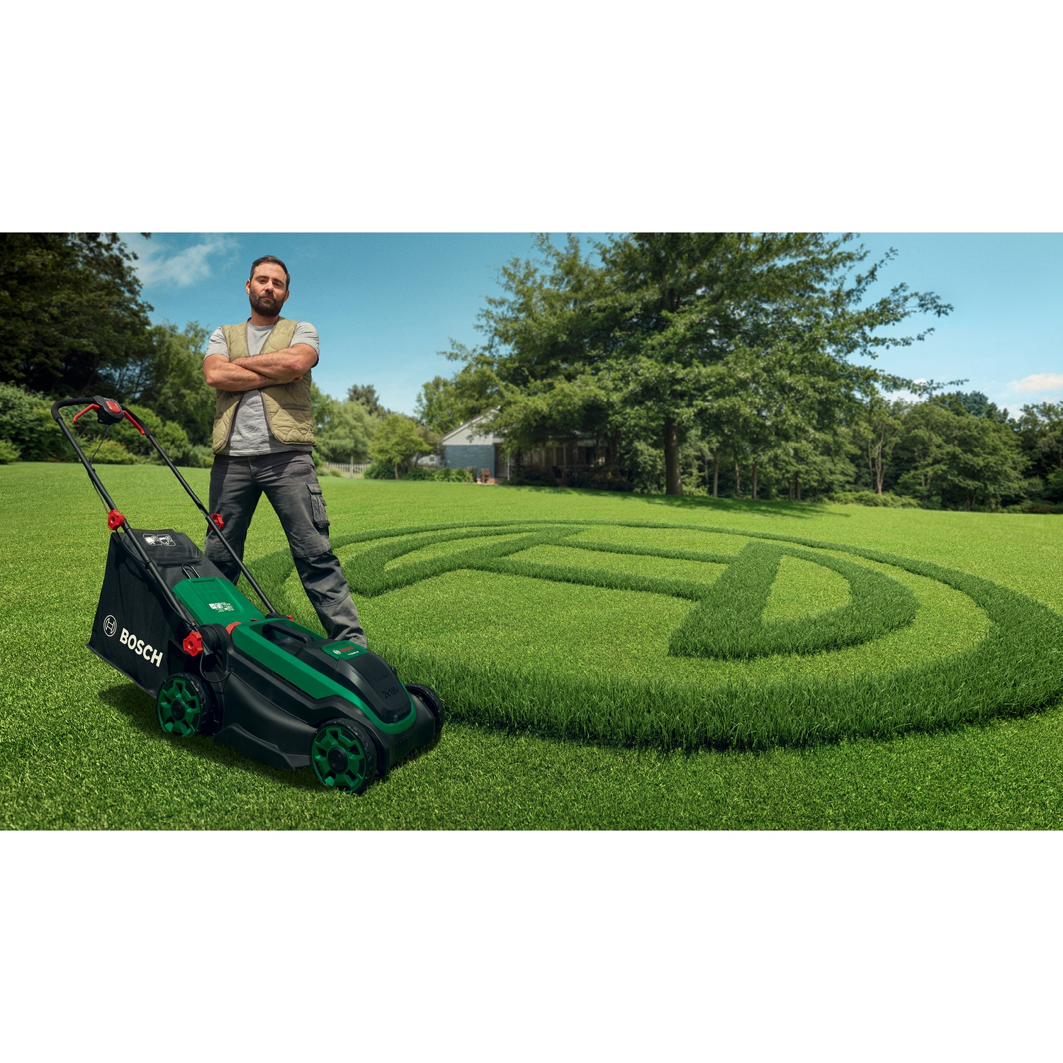 Uomo con tosaerba in giardino, logo Bosch tagliato sull'erba.