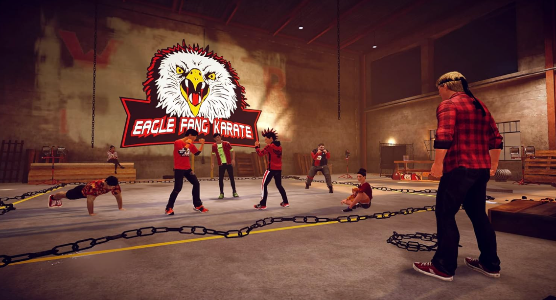 Karate-Übung in einer Halle mit Adler-Logo. Einige machen Liegestütze, andere stehen.