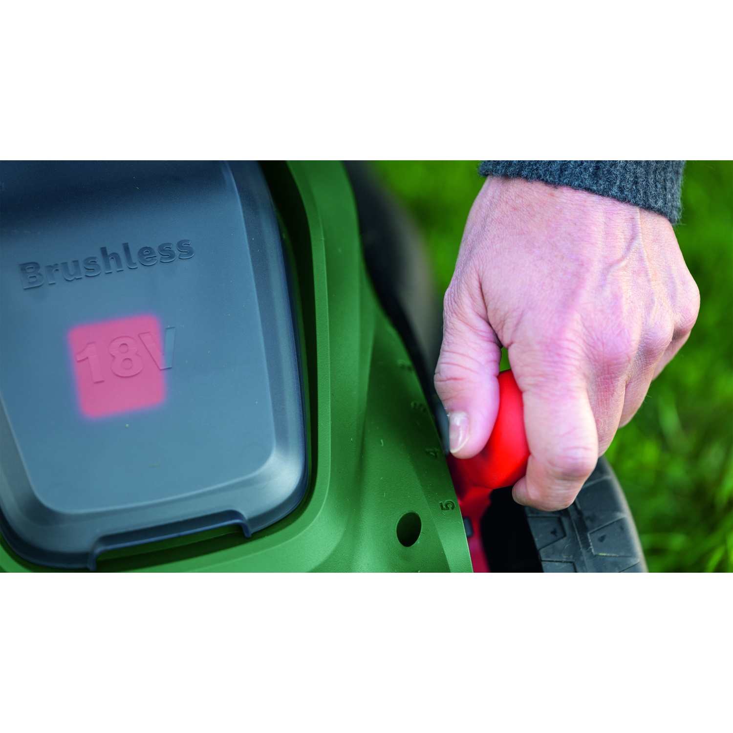 Mano regola leva rossa su tosaerba verde con display 18V "Brushless".