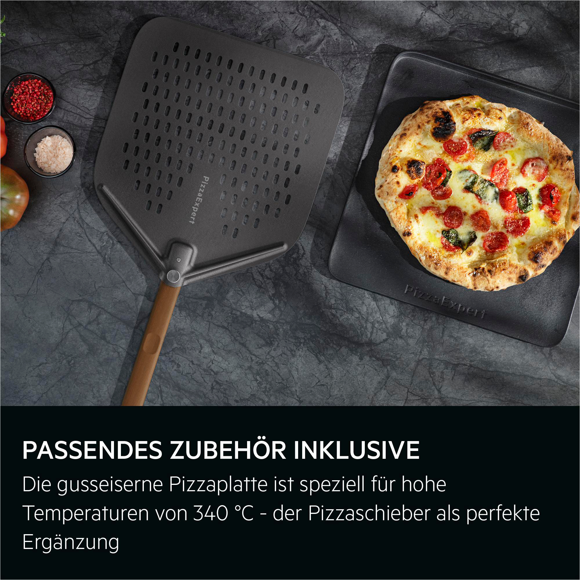 Pizzaschieber und eine fertig gebackene Pizza liegen auf einem dunklen Untergrund.