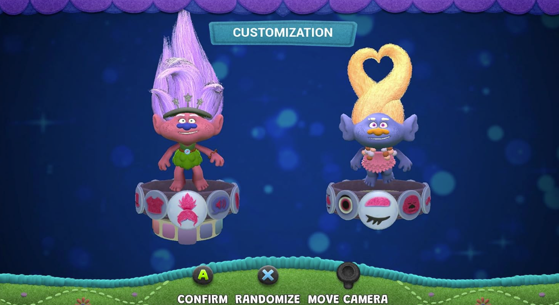 Zwei Trolle stehen auf Podesten, einer mit pinken, der andere mit blonden Haaren.
