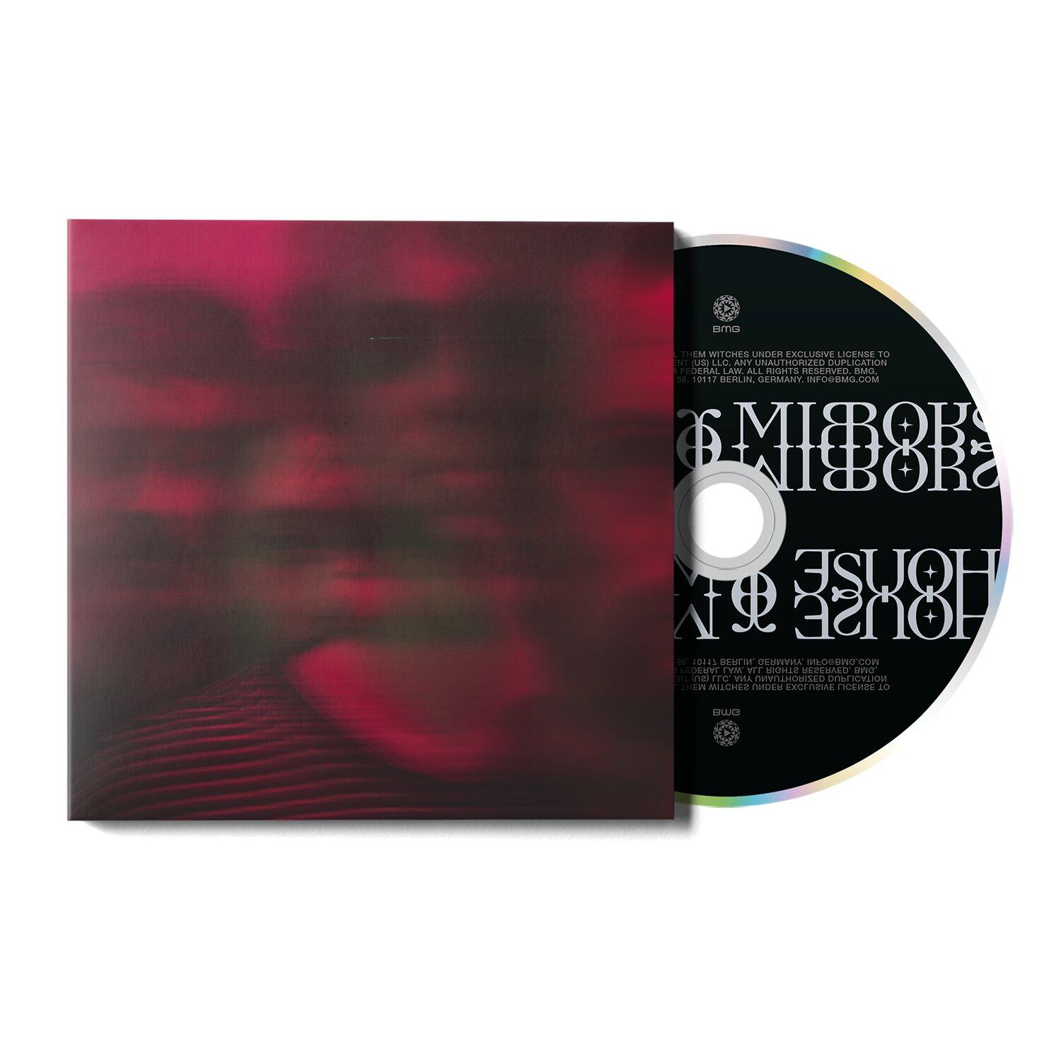 CD-Hülle mit abstraktem, rotem Muster neben einer CD mit schwarzem Hintergrund und Text.