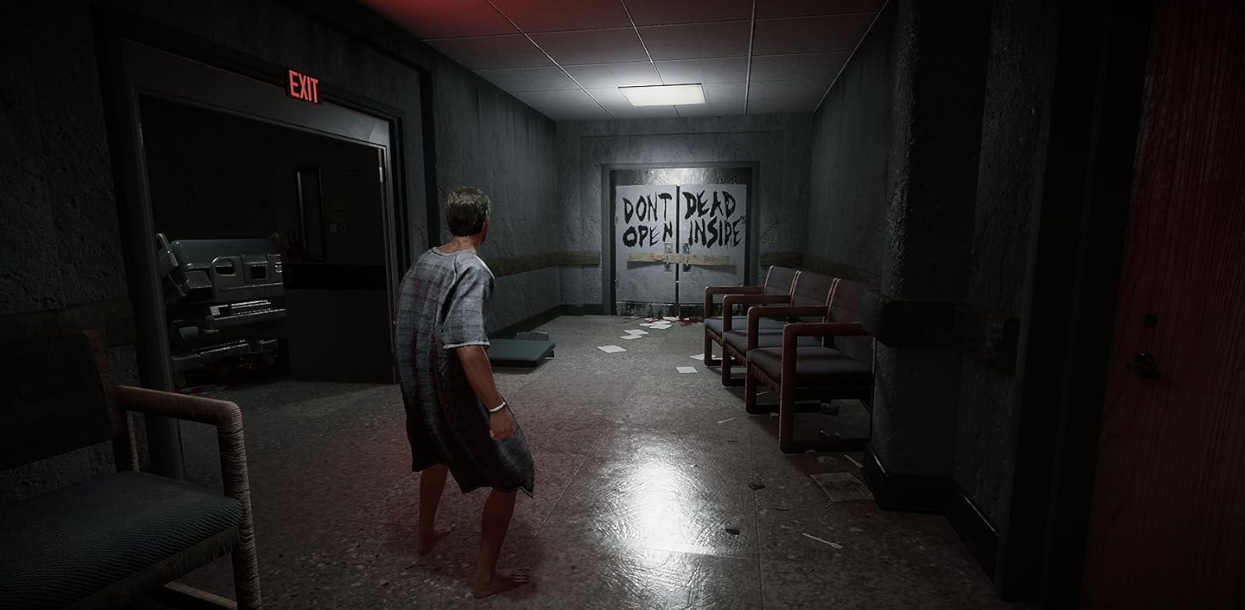 Ein Mann in einem karierten Hemd steht in einem dunklen Krankenhausflur vor einer Tür mit der Aufschrift 'DON'T OPEN INSIDE'.