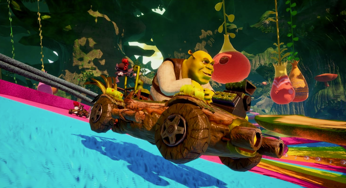 Shrek fährt ein Holz-Kart auf einer bunten Rennstrecke in einem dschungelartigen Setting.