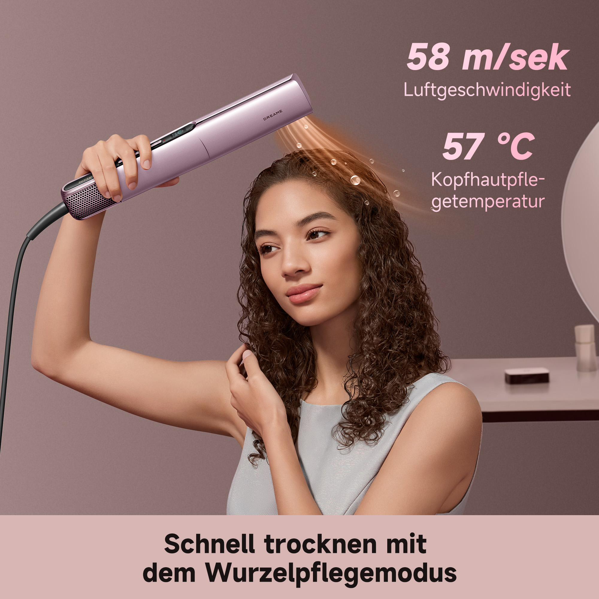 Eine Frau benutzt einen lila Haartrockner mit 58 m/s Luftgeschwindigkeit.
