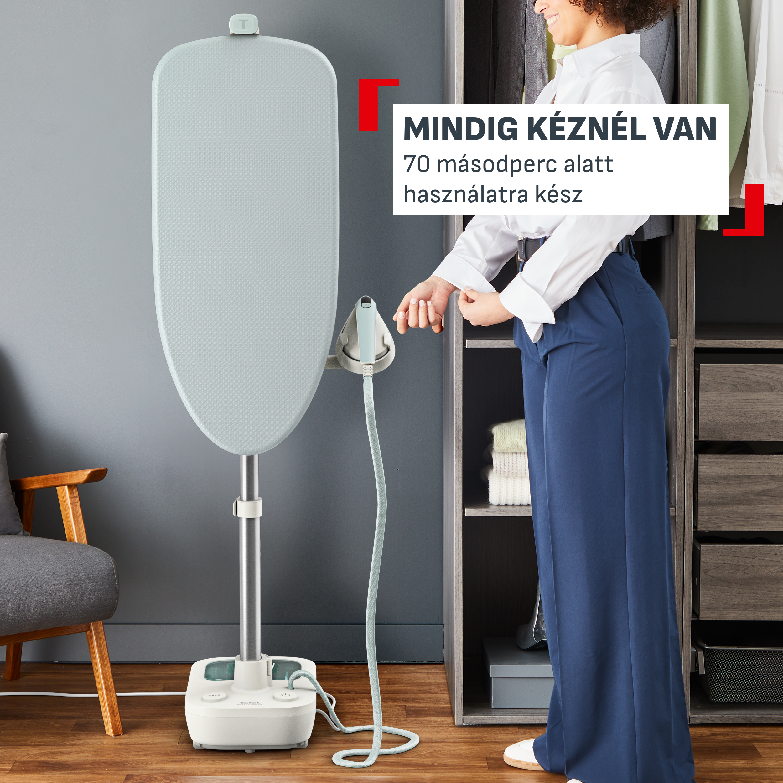 Kék nadrágos, fehér inges nő mandzsettáját igazítja gőzállomás mellett.