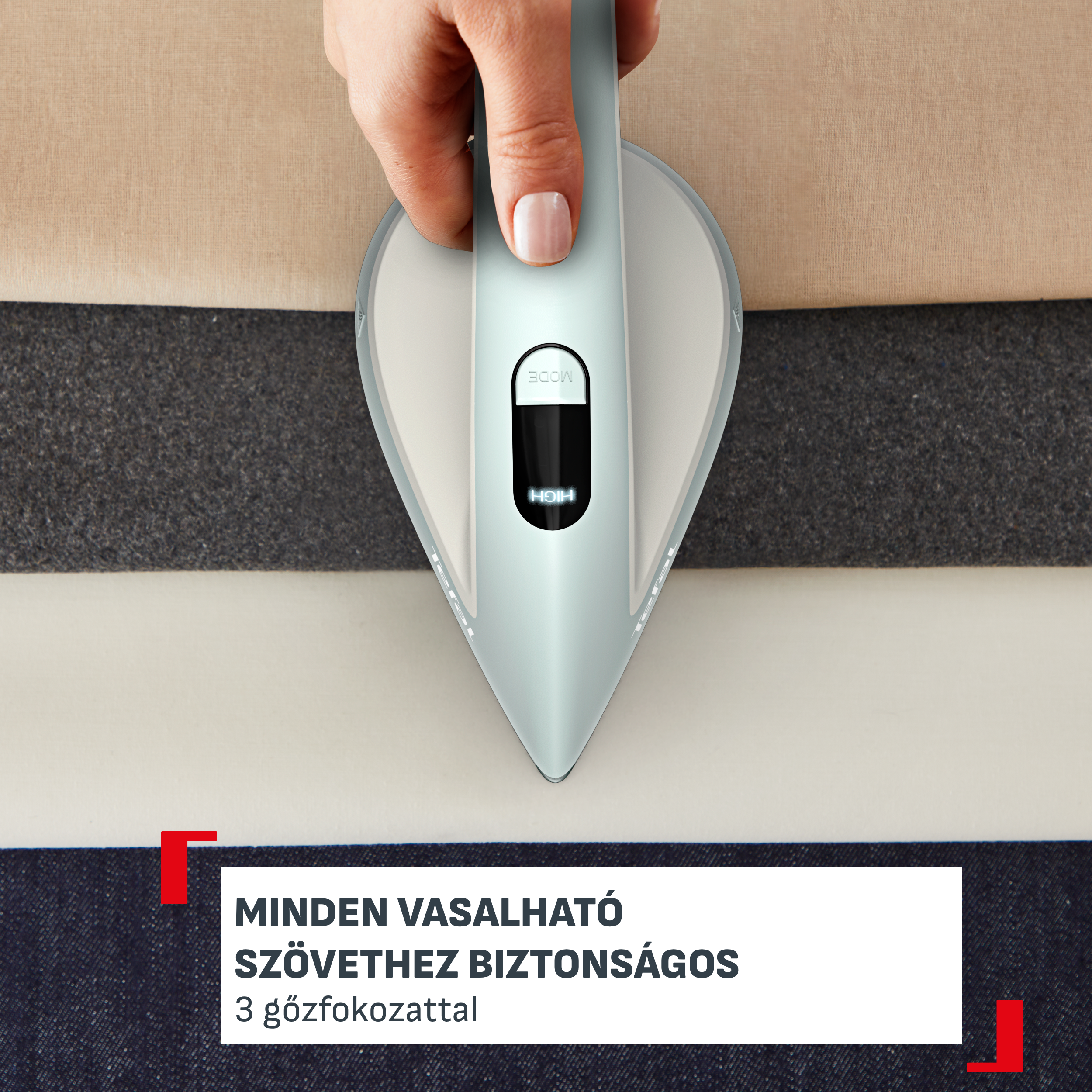 Egy kéz vasalót tart szövetcsíkok felett. A beállítás magas.