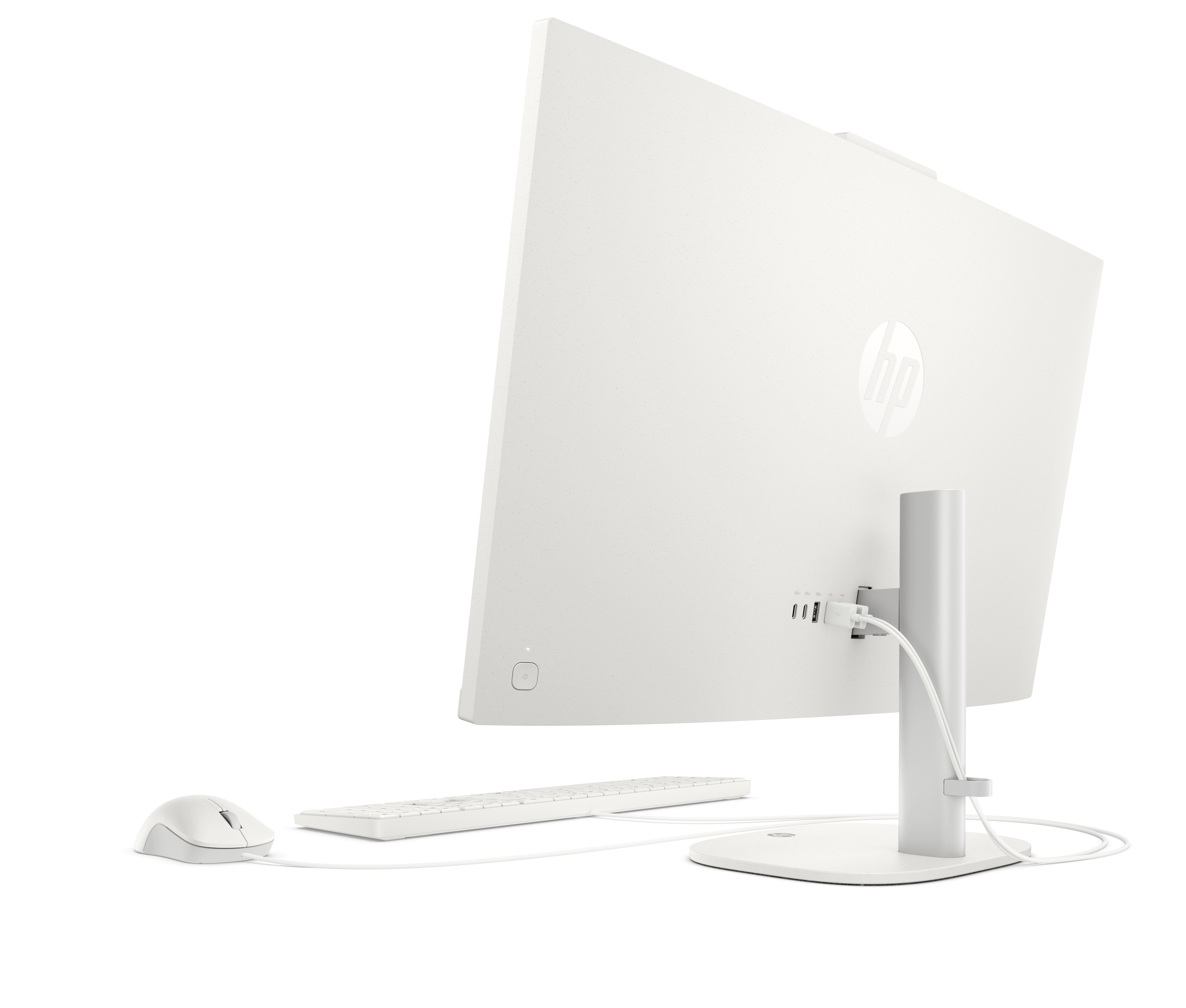 Ein weißer HP All-in-One-PC mit Tastatur und Maus auf weißem Hintergrund.