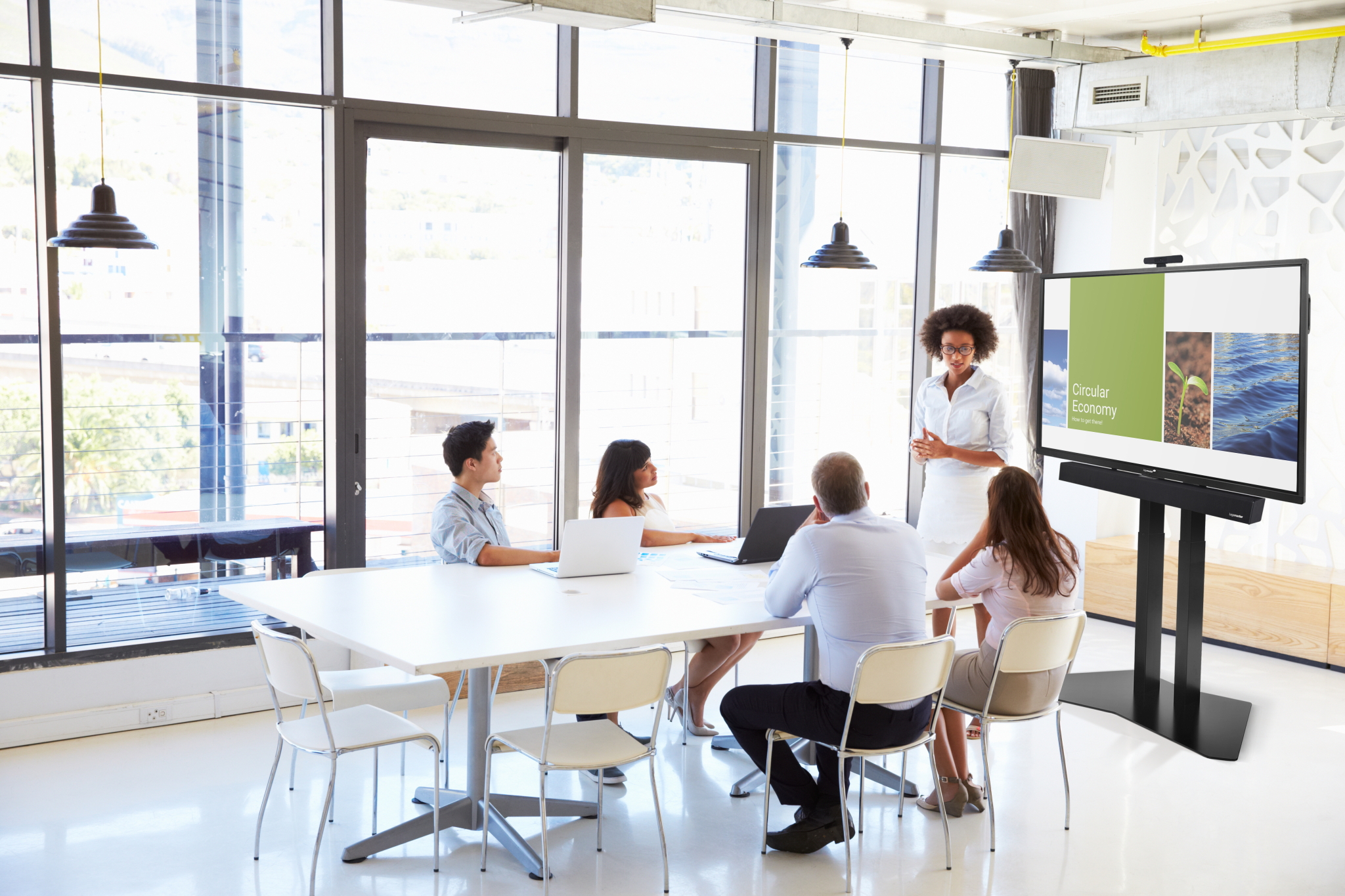 Ein Team bespricht sich in einem hellen Büro am Konferenztisch.