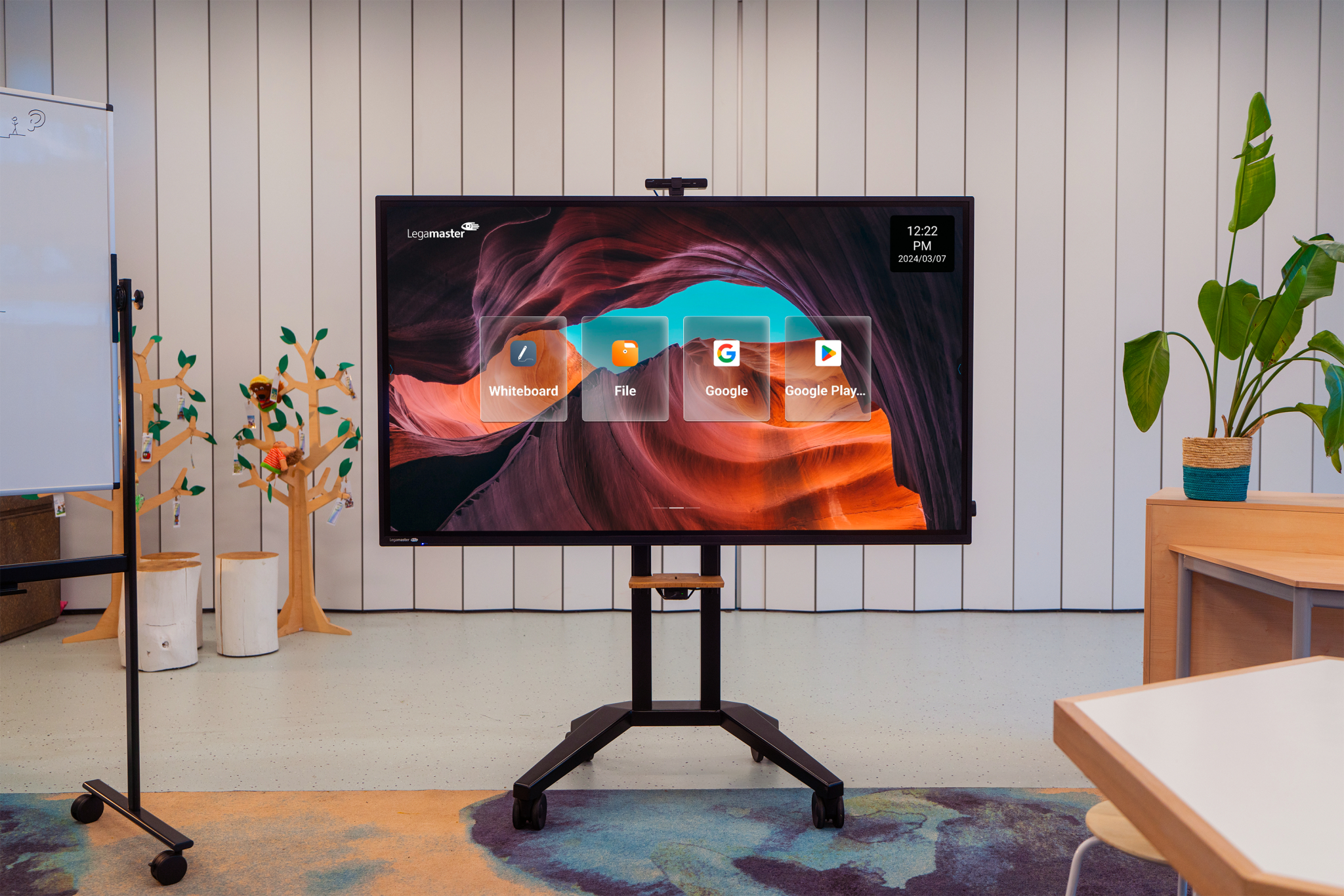 Ein interaktives Display mit Apps wie Whiteboard, File, Google und Google Play.