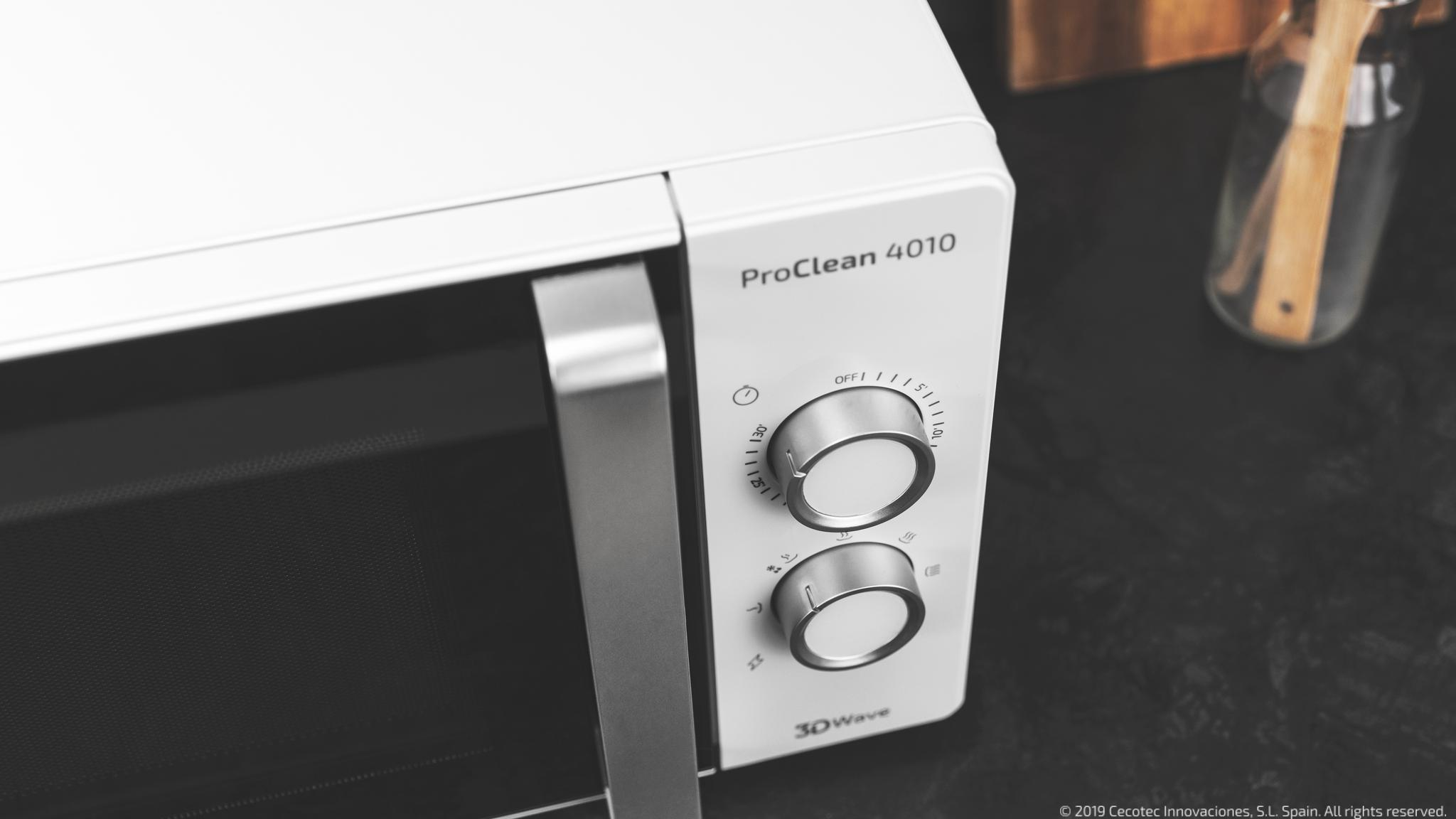 Microondas blanco ProClean 4010 con dos mandos y ajustes de tiempo sobre fondo oscuro.
