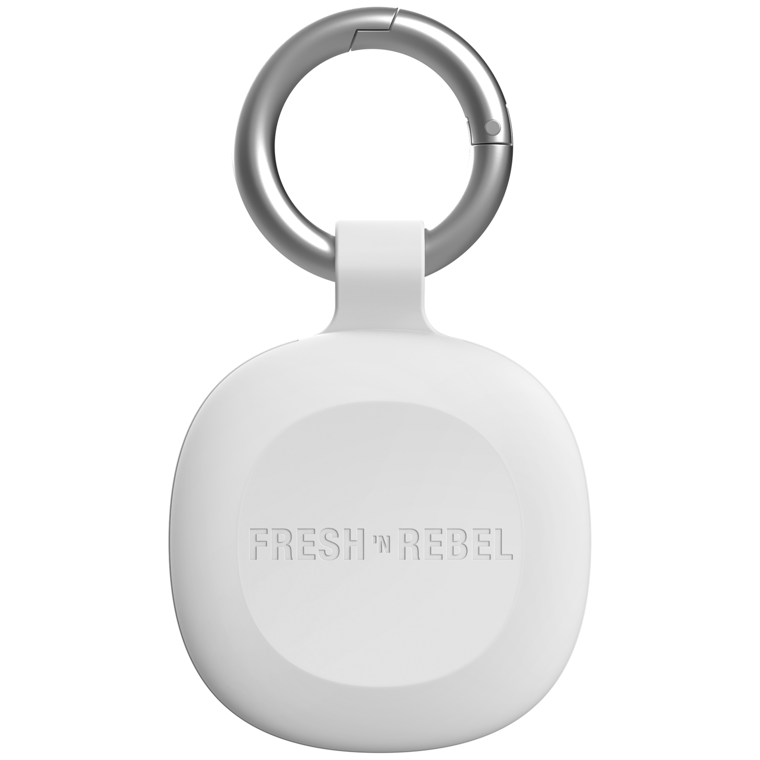 Ein weißer Anhänger mit einem silbernen Karabinerring und dem Schriftzug 'FRESH 'N REBEL'.