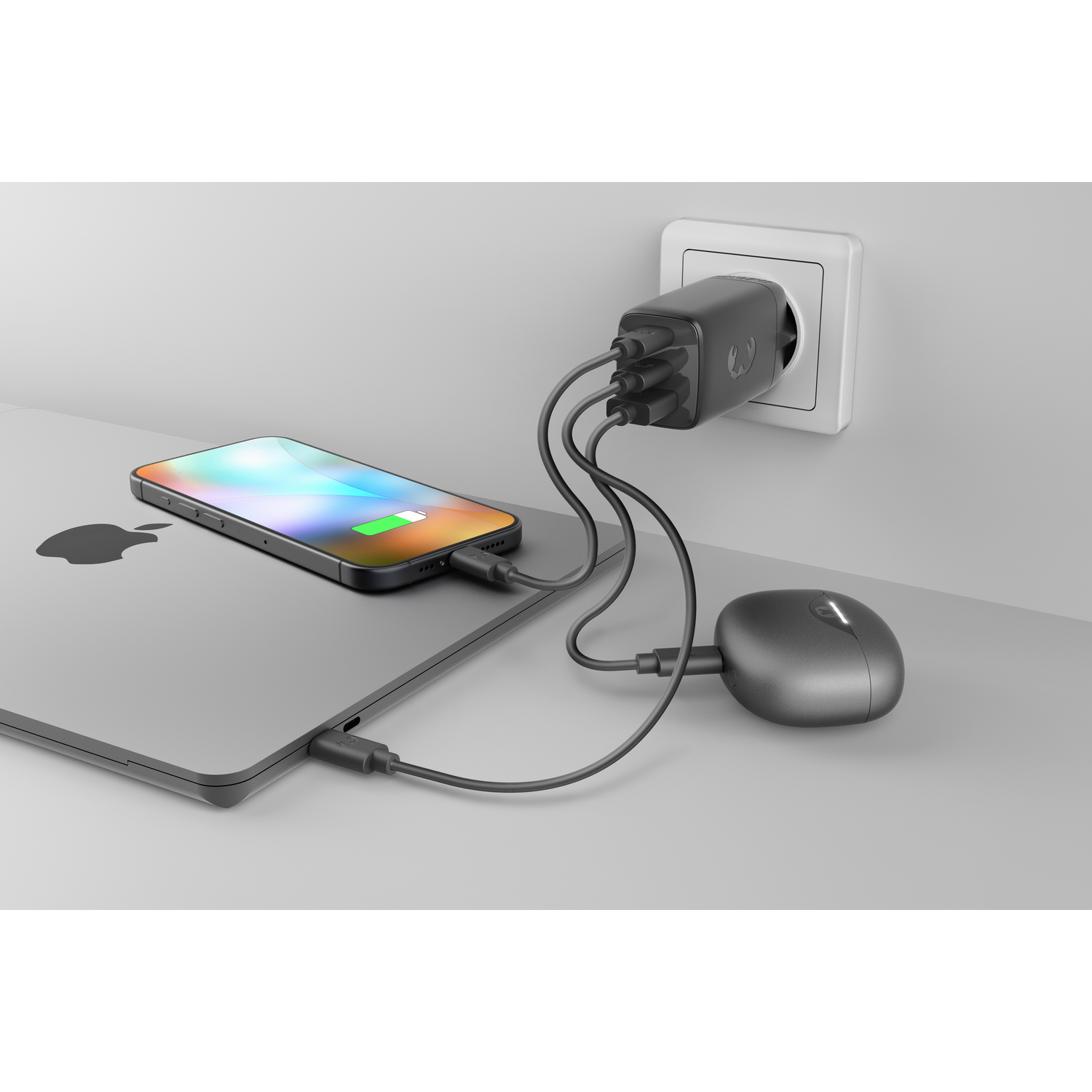 Un smartphone, un ordinateur portable et une souris connectés à un chargeur.