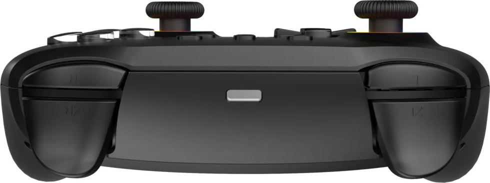 Controller di gioco nero con due joystick, pulsanti e pulsanti a spalla.