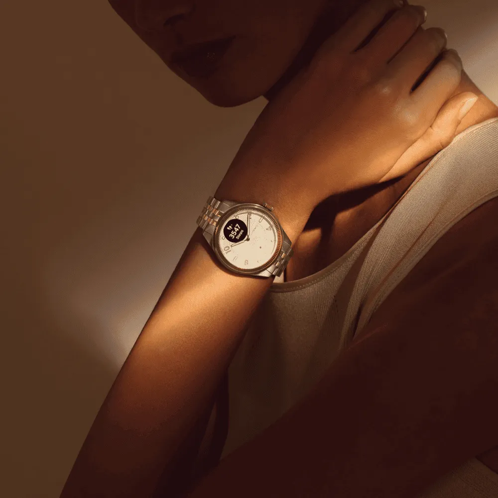 Eine Frau trägt eine Smartwatch, die 3547 Schritte anzeigt.