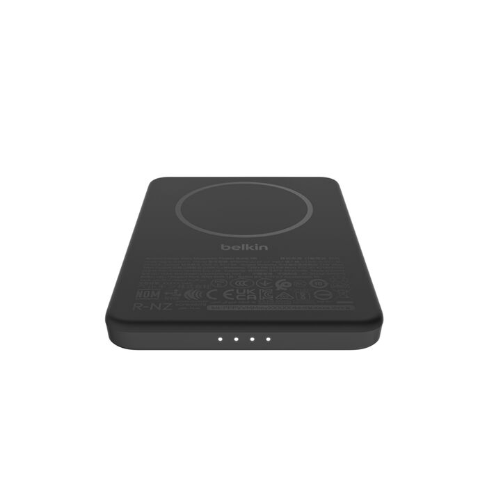 Cargador Belkin negro con patrón circular y marcas. Cuatro puntos pequeños visibles.