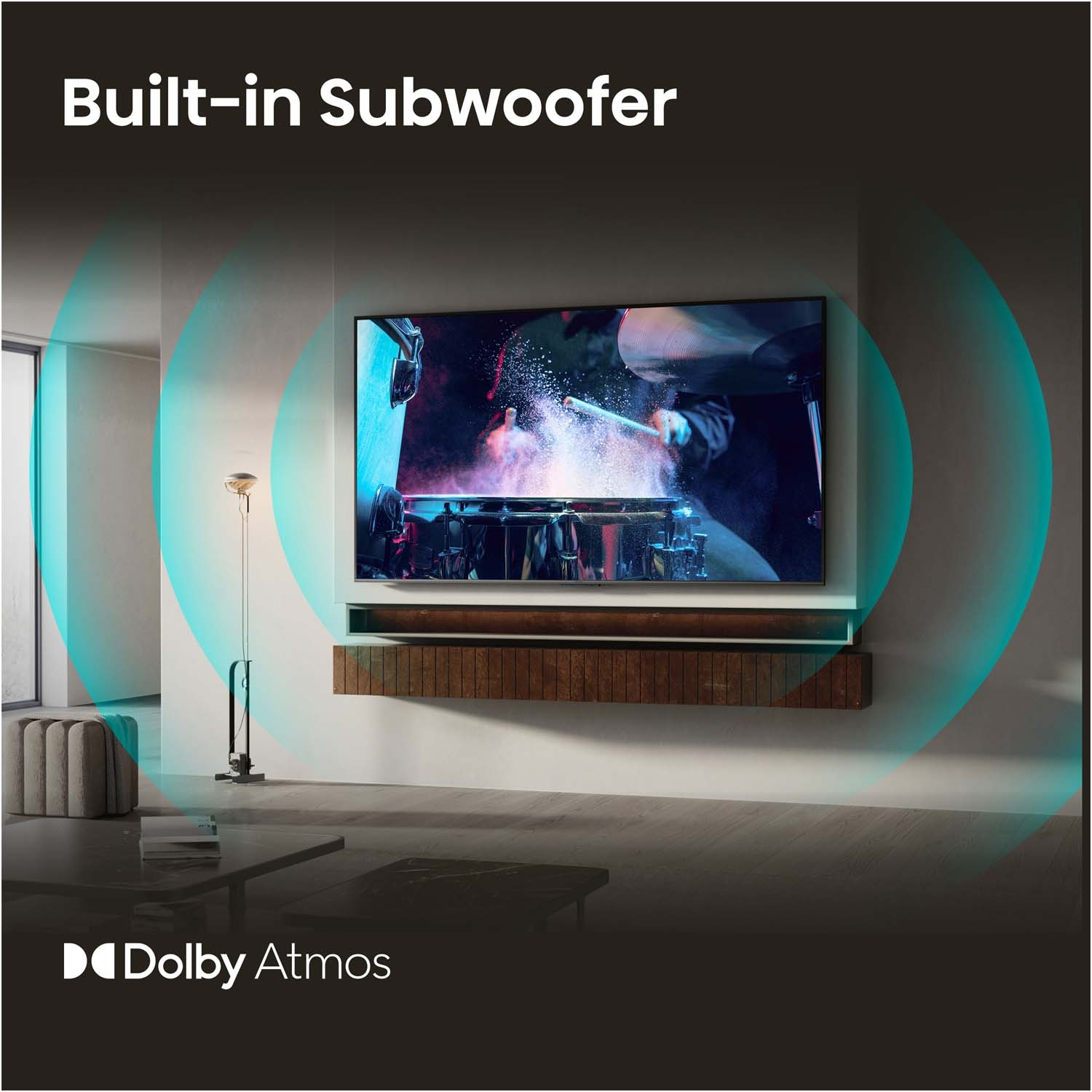 Una TV mostra un assolo di batteria, circondato da onde sonore blu. Dolby Atmos.