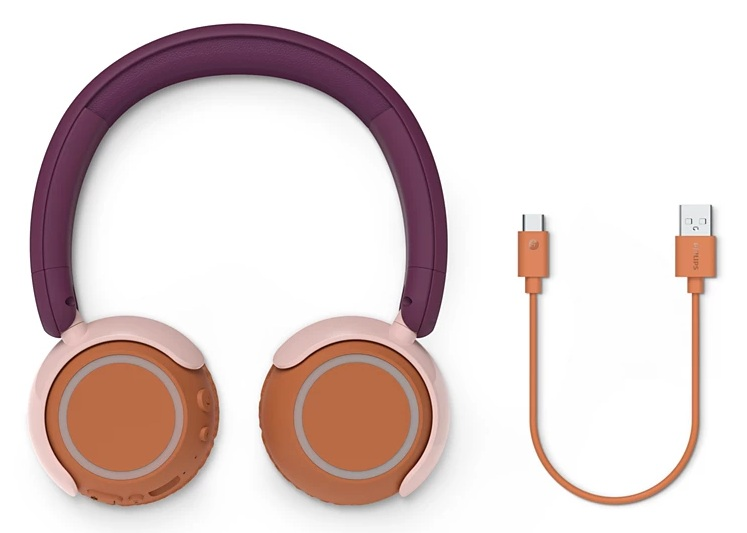 Fioletowe słuchawki z brązowymi nausznikami i pomarańczowym kablem.