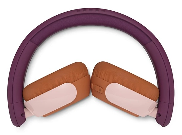 Fioletowe słuchawki z brązowymi i różowymi nausznikami, złożone na białym tle.