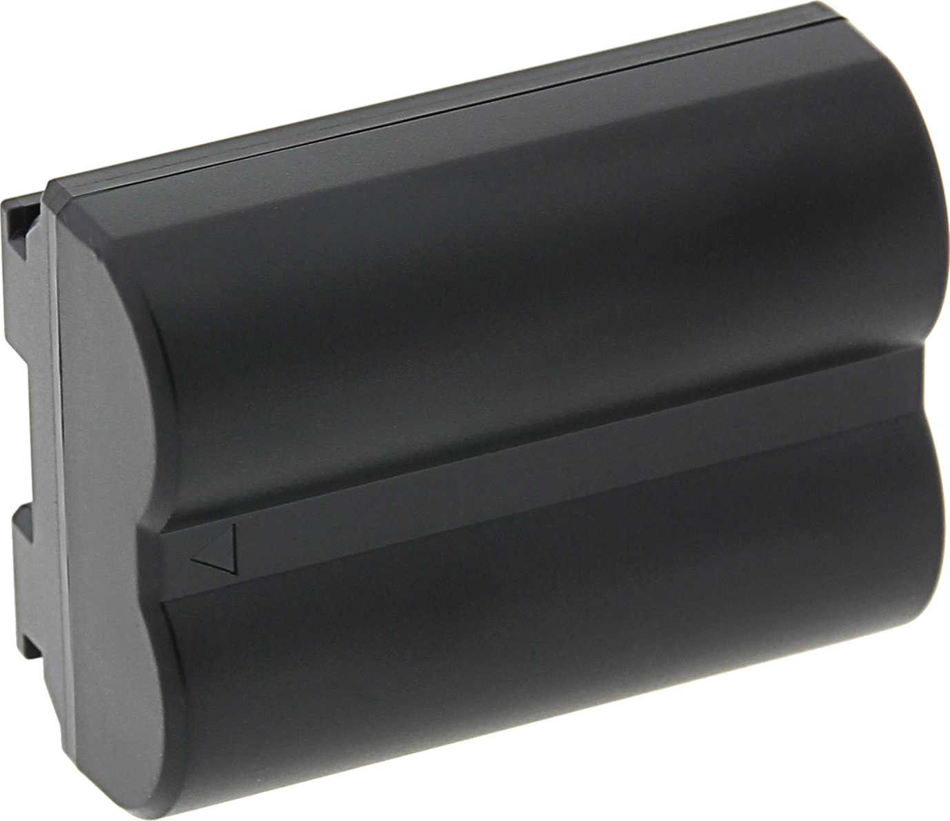 Eine schwarze, rechteckige Batteriepackung mit abgerundeten Kanten steht auf weißem Grund.